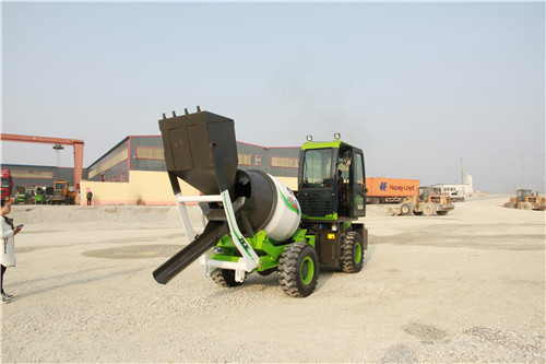 <b>建筑工程中哪種自上料混凝土攪拌罐車更合適？</b>