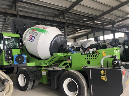 <b>自動(dòng)上料攪拌車還能在高原山地打溝渠？</b>