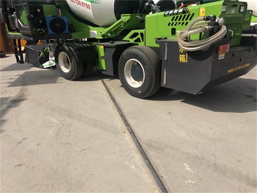 <b>全自動自上料攪拌車按照不同的方式可以分為哪些類型？</b>